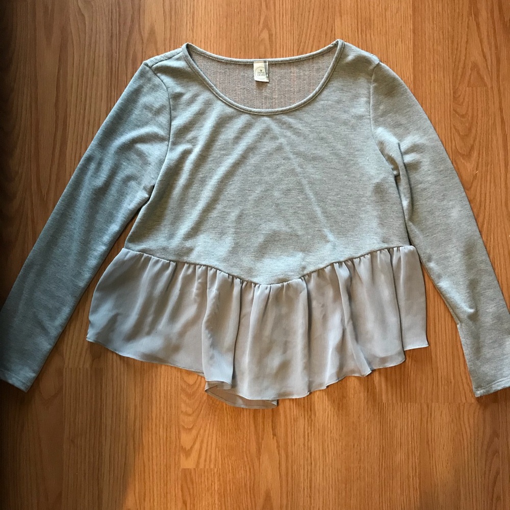 Gray long sleeve shirt.